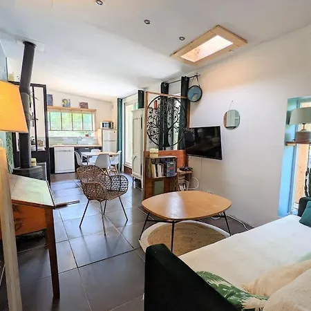 Charmante Maison En Pleine Nature Avec Piscine Prázdninový dům *